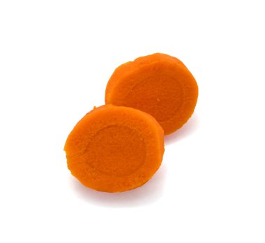 Beyaz arkaplanda izole edilmiş taze zerdeçal dilimleri