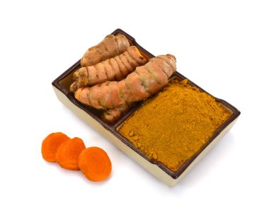 Beyaz zemin üzerinde izole edilmiş zerdeçal kökleri ve zerdeçal tozu