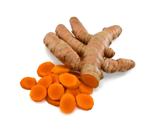 Beyaz arkaplanda izole edilmiş dilimleri olan taze zerdeçal kökleri