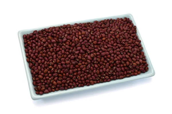 白い背景に隔離されたプレート上の赤い豆は — ストック写真