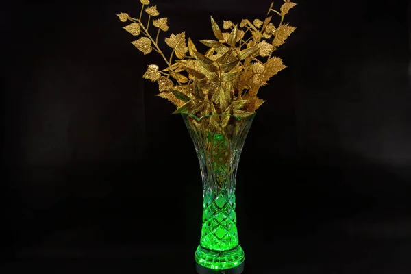 Gouden Bladeren Een Vaas Met Lichtjes Een Zwarte Achtergrond — Stockfoto