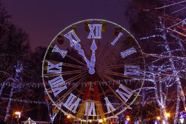 Yeni yıl saati yeni yılın gelişini gösteriyor..