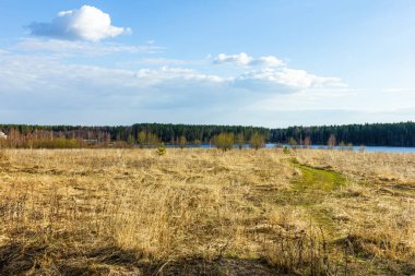 Gölün üzerindeki bahar manzarası.