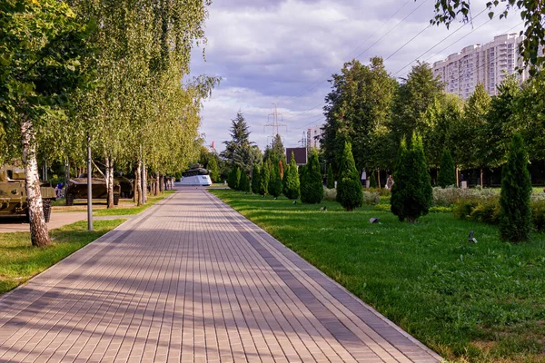 Letní Krajina Procházce Slávy Parku — Stock fotografie