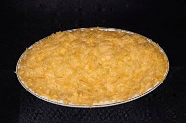 Siyah arka planda Mimosa salatası.