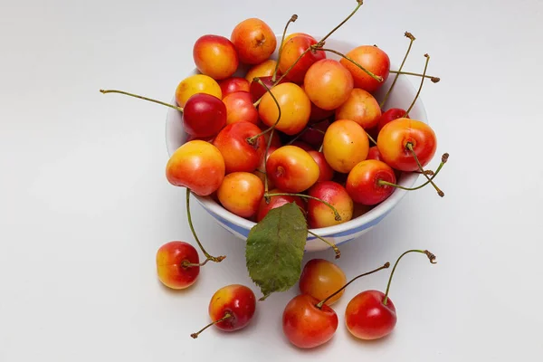 Cerejas Amarelas Vermelhas Fundo Branco Uma Chapa Close — Fotografia de Stock