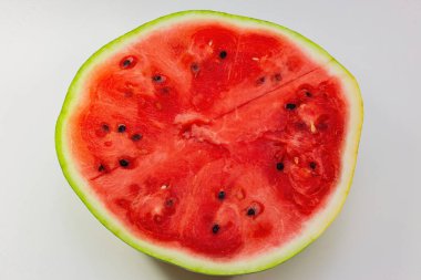 Yarım tatlı kırmızı karpuz.