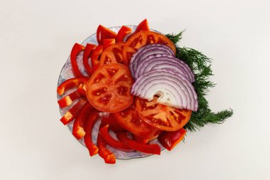 Yukarıdan manzaralı beyaz bir arka planda sebze dilimleme.