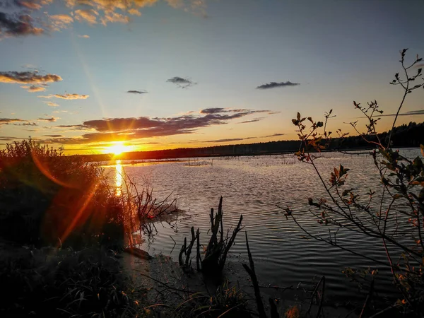 Abendlicher Sonnenuntergang Auf Dem See — Stockfoto