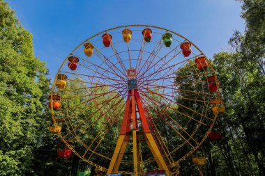 Dönme dolap mavi gökyüzüne yakın çekim.