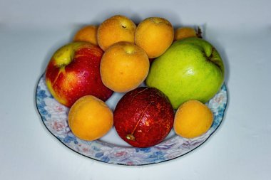 Beyaz arka planda su damlaları olan taze meyvelerle dolu bir hayat..