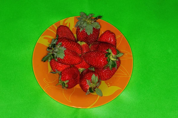 Nature Morte Fraises Dans Une Assiette Sur Fond Vert Avec — Photo