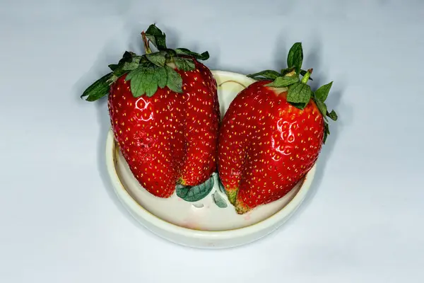딸기를 클로즈업 접시에 담아서 — 스톡 사진