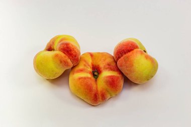 Tatlı şeftaliler, yaklaşın.