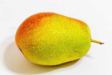 Beyaz zemin üzerinde sarı-kırmızı armut yakın plan.