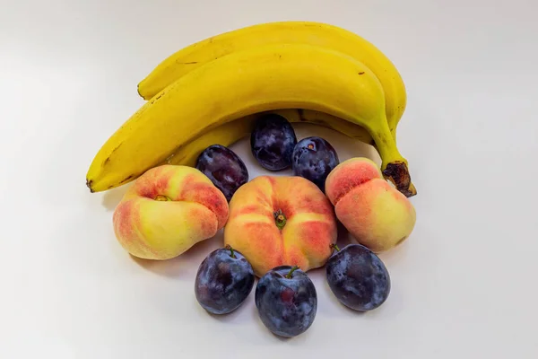 Flat Peaches Plums Bananas Close White Background — Stock Photo, Image