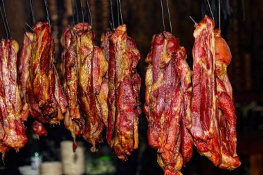 Büyük parçalardan tütsülenmiş doğal et