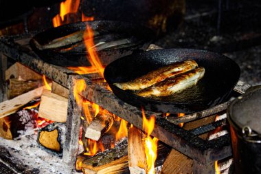 Tavada ızgara alabalık ve yakın plan ateş..