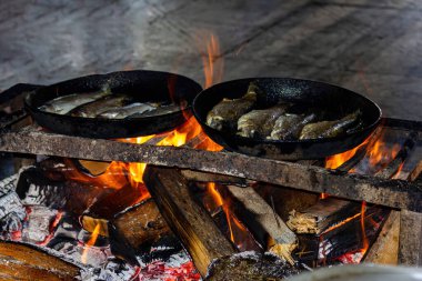  Tavada ızgara alabalık ve doğal bir ateş..