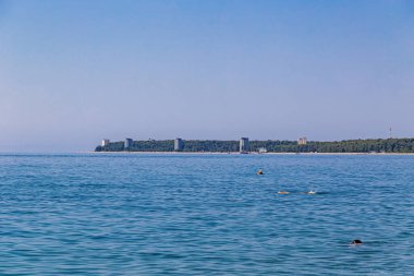 Deniz manzaralı deniz manzarası ve uzaktaki otel kompleksleri..