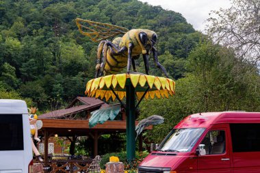 Arıların bal arısı anıtının üzerinde.