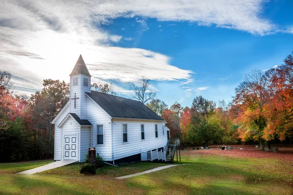 가을 시골에서 작은 나무 교회 — 스톡 사진