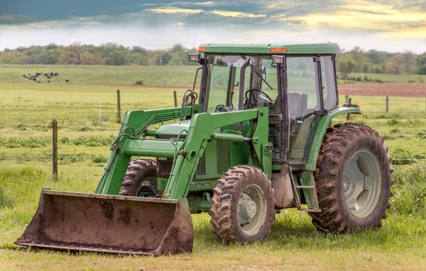 Traktor i ett fält i en rural Maryland gård under våren — Stockfoto