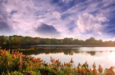 Chesapeake Körfezi göl günbatımı sırasında sonbahar manzara
