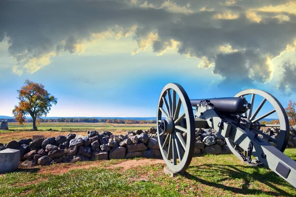 İç savaş canon yakınındaki güneş sonbaharda Gettysburg meydanında