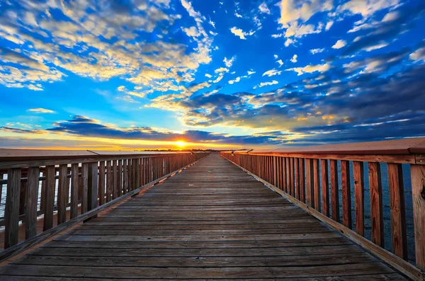 Pier in de zonsondergang — Stockfoto