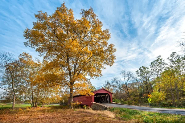 Rústico viejo puente cubierto en el entorno bucólico de la campiña de Maryland Fotos De Stock