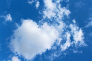 Beyaz bulutlu mavi gökyüzü.