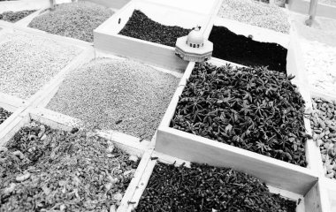 baharat ve otlar, ahşap bir organizatör, üst görünümünde çok renkli baharatlar. Çetrelik arka planı