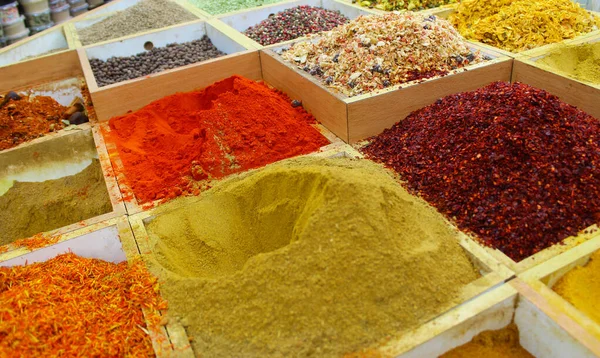 Specerijen en kruiden, veelkleurige specerijen in een houten organisator, Top uitzicht. Seasoning achtergrond — Stockfoto
