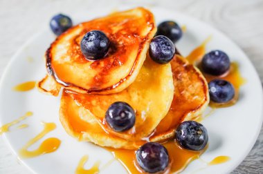 Akçaağaç şurubu ve yaban mersini ile Pancakes