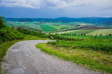 Çayır dağlara manzaralı yolu Spissky Kalesi:.
