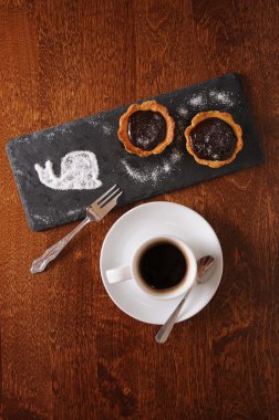 Tatlı ve kahve ahşap bir masaya servis