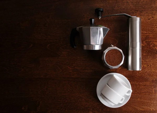 Гейзерный кофе, гриль, белые чашки на деревянном столе с пустым местом — стоковое фото