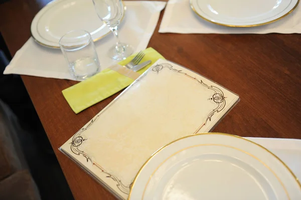 Diseño de mesa en un restaurante con menú con espacio libre para texto — Foto de Stock