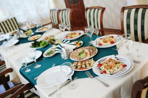 Pon la mesa en el restaurante. Interior brillante. Ensaladas y aperitivos — Foto de Stock