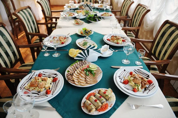 Pon la mesa en el restaurante. Interior brillante. Ensaladas y aperitivos — Foto de Stock