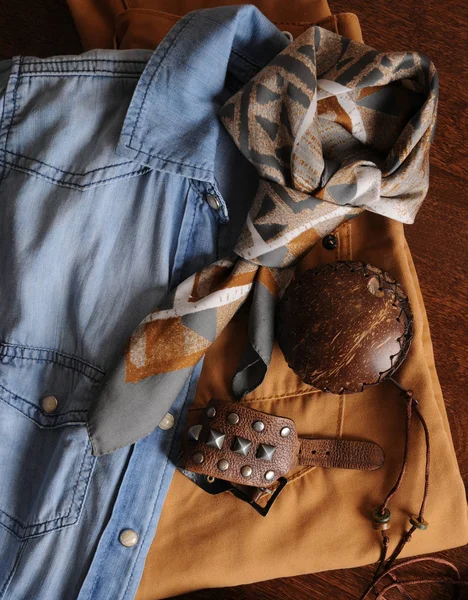 Комплект одежды и аксессуаров на деревянном фоне — стоковое фото