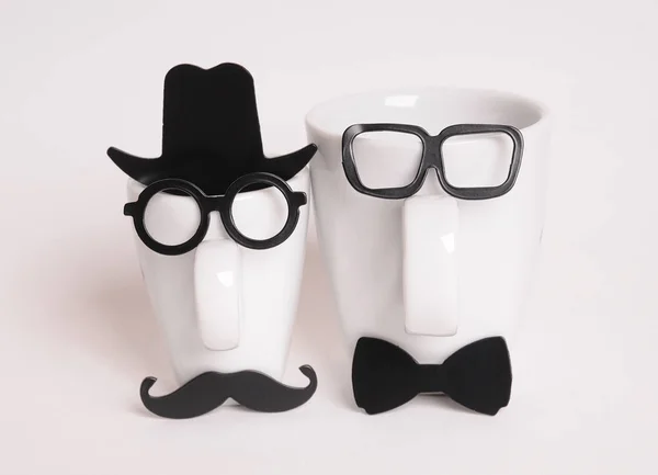 Δύο φλιτζάνια καφέ σε mans εικόνας. Hipster στυλ, μουστάκι, καπέλο, γυαλιά, παπιγιόν — Φωτογραφία Αρχείου