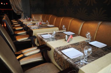 Tablo restoranda servis. Kahverengi tonları iç