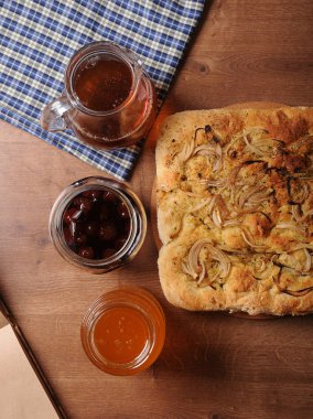 Elmalı, çay, bal, reçel ekose masa örtüsü ile ahşap masa üzerinde. Üstten Görünüm
