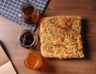 Elmalı, çay, bal, reçel ekose masa örtüsü ile ahşap masa üzerinde. Üstten Görünüm