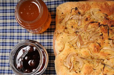 Elmalı, çay, bal, reçel ekose masa örtüsü ile ahşap masa üzerinde. Üstten Görünüm