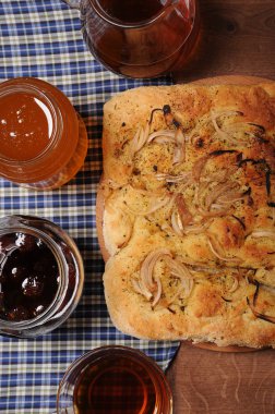 Elmalı, çay, bal, reçel ekose masa örtüsü ile ahşap masa üzerinde. Üstten Görünüm