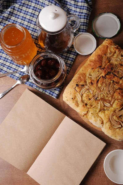 Focaccia, τσάι, μέλι, μαρμελάδα στο ξύλινο τραπέζι με καρό τραπεζομάντηλο. Το Top view — Φωτογραφία Αρχείου