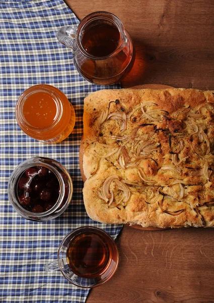 Focaccia, τσάι, μέλι, μαρμελάδα στο ξύλινο τραπέζι με καρό τραπεζομάντηλο. Το Top view — Φωτογραφία Αρχείου